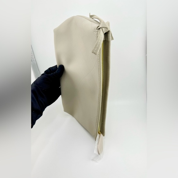 Burberry Unisex Toiletry Bag or Cosmetic Case with Box - Picture 3 of 12